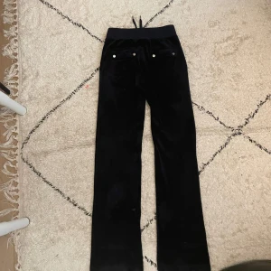 Mörkbåa velourbyxor Juicy Couture - Jag säljer mina mörkblåa juicy byxor pga att dom inte kommer till användning. Byxorna är i väldigt gott skick då jag inte har använt dom så mycket☺️