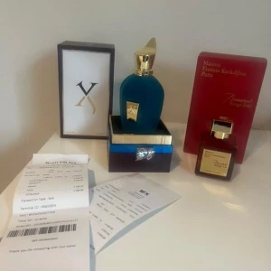 Maison Francis Kurkdjian Baccarat Rouge 540 - FINNS KVITTO MED!!!                         Exklusiv parfym Baccarat Rouge 540 från Maison Francis Kurkdjian. Flaskan är 70 ml, fyrkantig och djup röd med gulddetaljer och matchande röd ask. En ikonisk doft som verkligen sticker ut och känns lyxig både i design och känsla.
