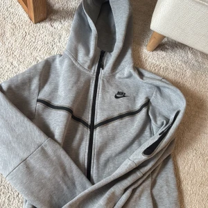 Grå Nike zip-hoodie XS - Säljer denna Nike tech som nästan är helt ny utan några defekter alls, är fast i priset 300kr!