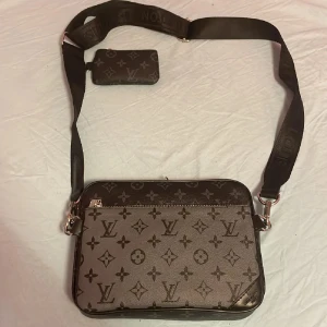 Handväska  - Hej,säljer min väska jätte fin perfekt för sommaren pris kan diskuteras vid snabb affär