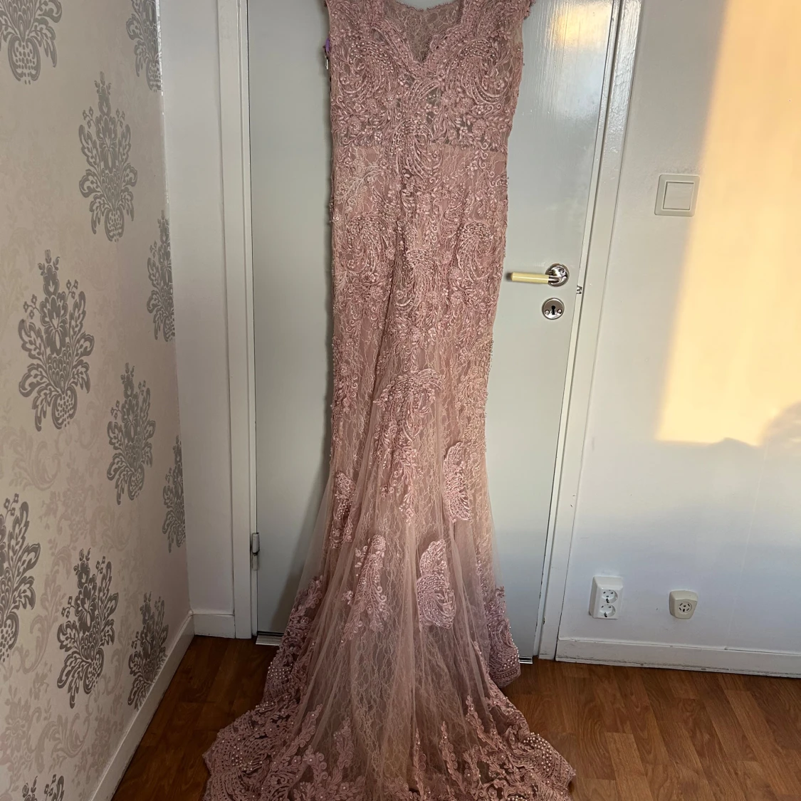 Lång rosa spetsklänning med pärlor - 2
