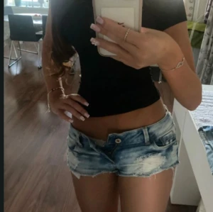 Lowwaist mini jeansshorts - Snygga extremt efterfrågade low waist jeansshorts i strl 34, midja:37cm. Kommer fler liknande unika jeansshorts/kjolar så följ!!
