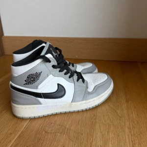 Nike Air Jordan 1 Mid grå/vit - Säljer då dem inte kommer till användning längre. Använda fåtalet gången, dem är lite smutsiga men inget som inte går atr få bort skriv privat vid fråger eller fler bilder. Priset går att diskutera vid snabbt köp