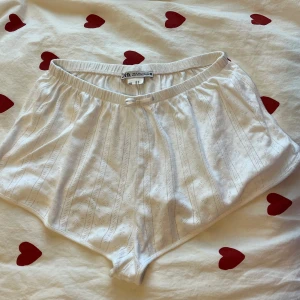 Zara shorts - Vita pyjamasshorts från Zara av fint tyg med rosett, använd några  gånger men i fint skick! 😊