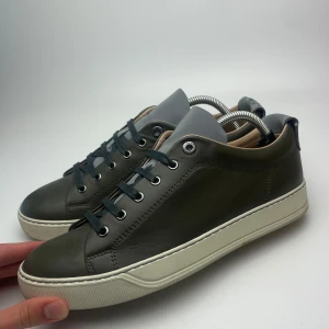Lanvin skor  - Hej! Säljer nu dessa svin feta lanvin skor. Skorna är i mycket fint skick! Har begränsat antal boxar och dustbag. Hör av dig vid frågor. Nypris 7000kr