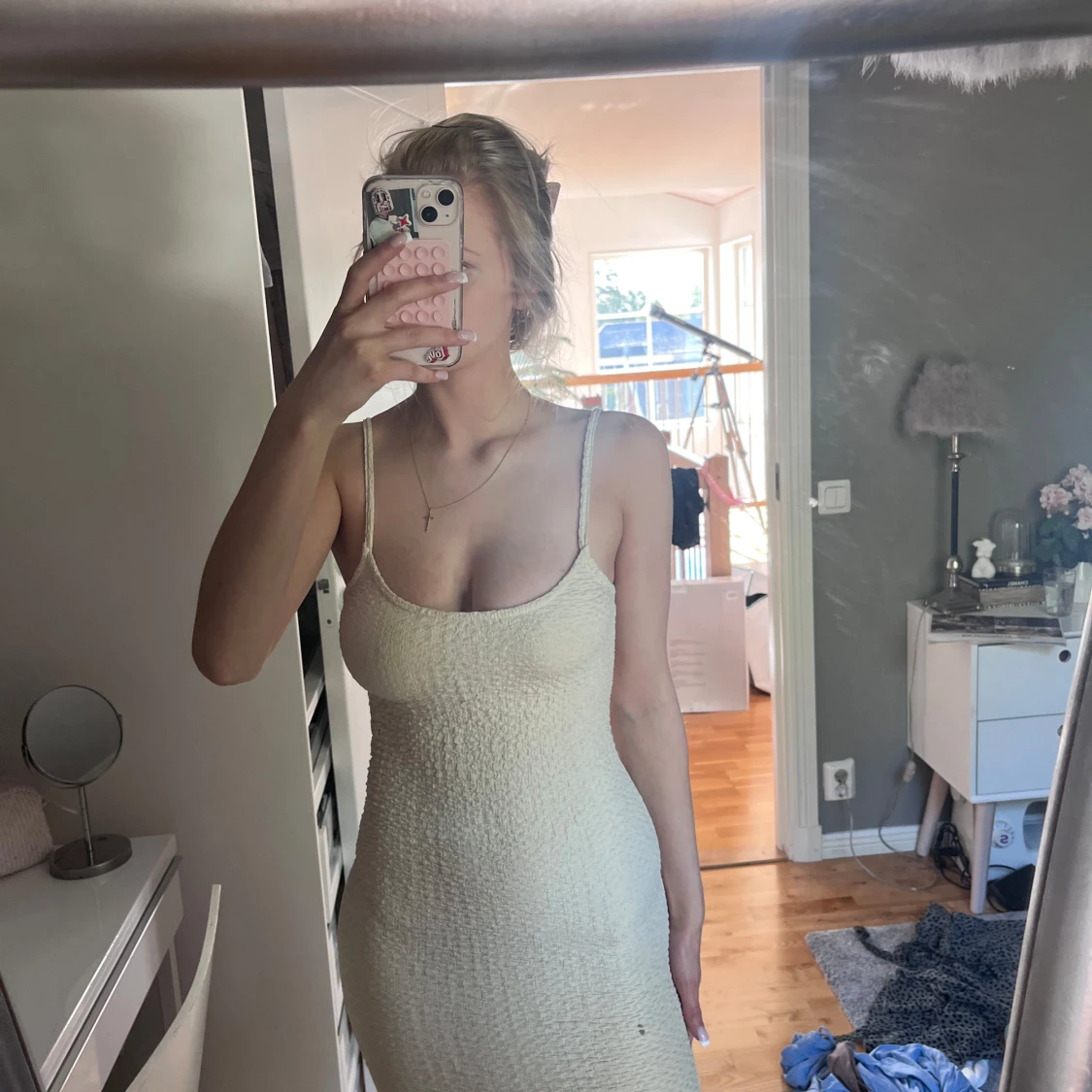 Ljusbeige långklänning med smala axelband - 1