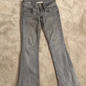 Grå bootcut jeans  - Snygga grå jeans! Sälja då dom inte kommer till andväning 