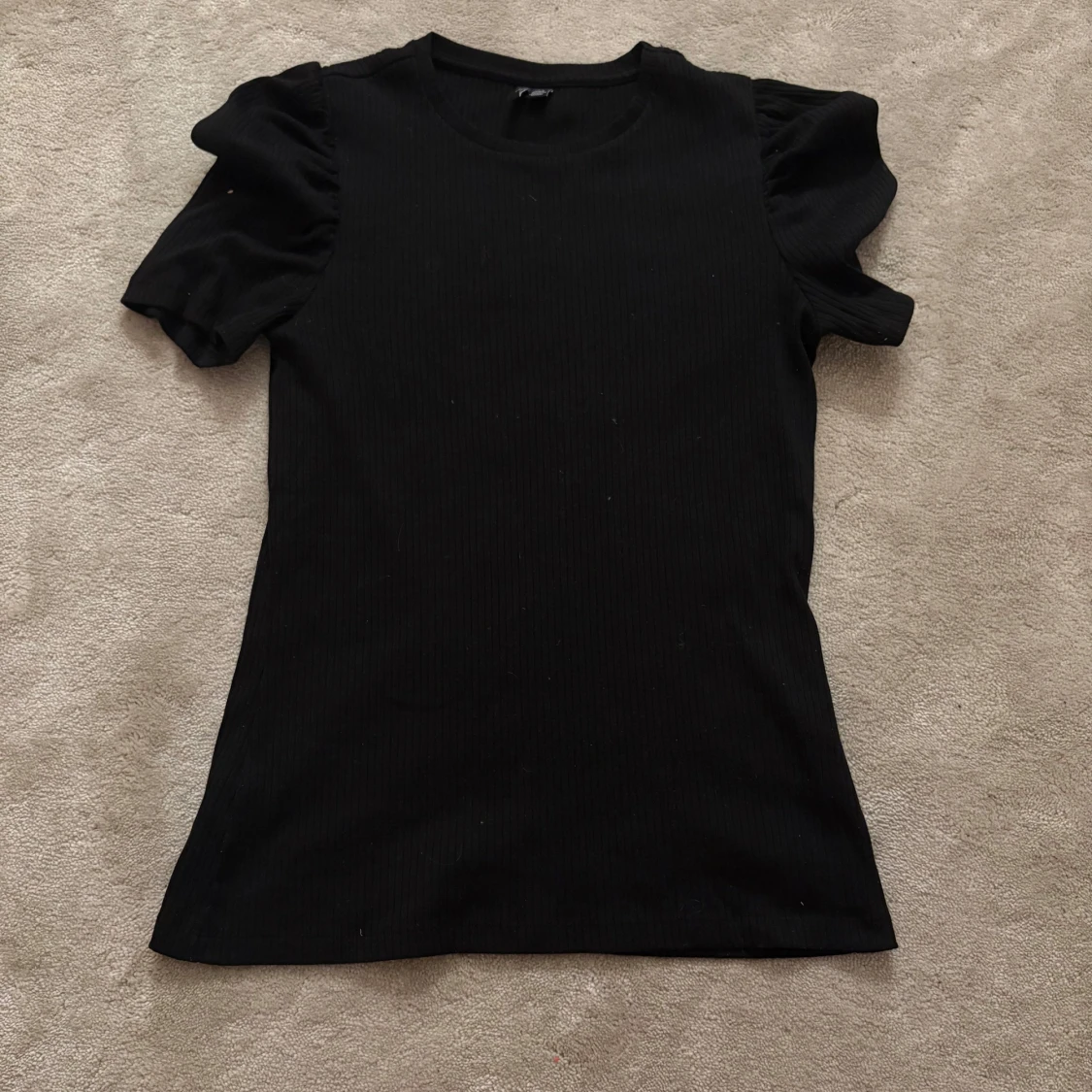 Svart ribbad topp med puffärm