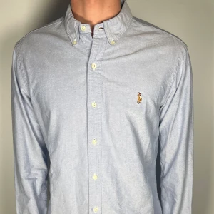 Ralph lauren skjorta - En riktig snygg och trendig Ralph lauren skjorta i fint skick, storlek M, slimfit, vid frågor är de bara att skriva // Gramenti 