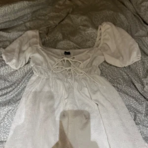 Klänning  - Säljer min vita fina sommarklänning från Gina tricot för att den inte passar mig, skriv för frågor❤️