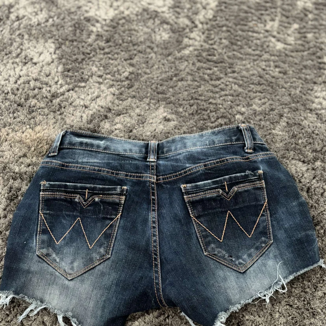 Mörkblå jeansshorts med fransig kant - 1