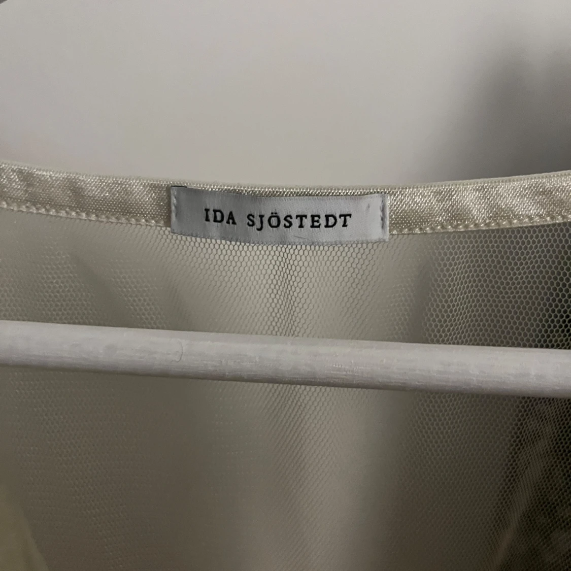 Champagnefärgad volangklänning Ida Sjöstedt - 2