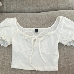 Vit croppad topp med puffärm - Säljer denna vita topp från SHEIN i storlek Xs💕