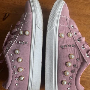 Sneakers, Rosa, Storlek 37 - Söta rosa sneakers med pärlor och strasstenar. Perfekt för en söt och trendig look. Bekväma och stilrena.