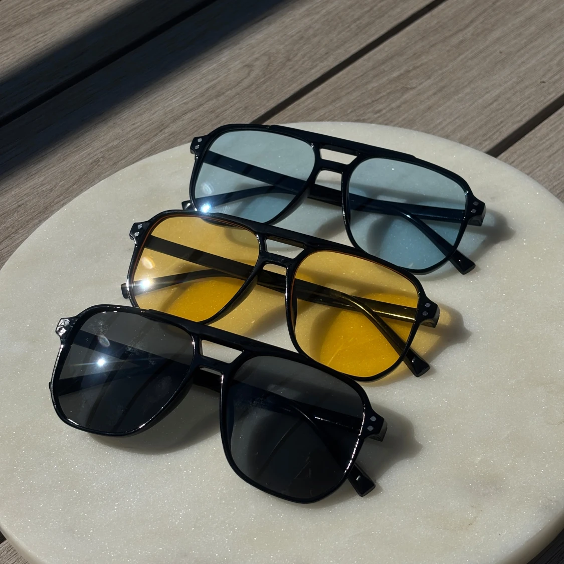 Svarta pilotbågar med färgade glas