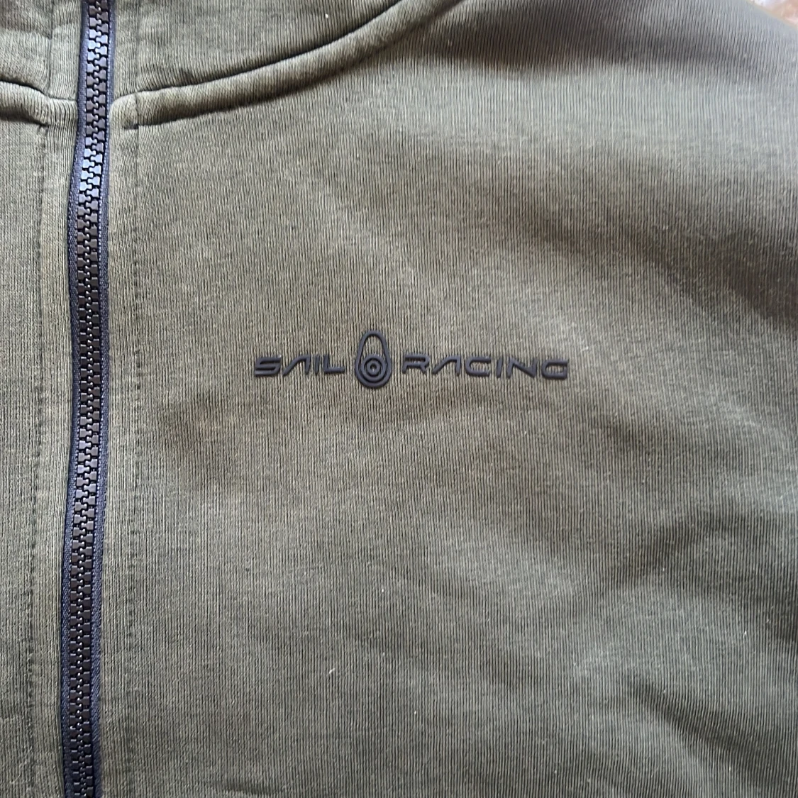 Olivgrön hoodie från Sail Racing - 1