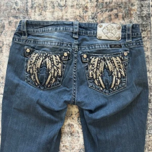 Miss Me bootcut jeans! - Vintage lågmidjade äkta miss me jeans! Storlek W29 vilken motsvarar S/M De har ett pyttelitet hål vid knät och två pyttesmå svaga fläckar vid benet (se de två sista bilderna). Utöver det är de i fint skick! Jag är 163cm och de sitter bra i längd men passar folk från 160-170cm också bra. Midjemått: 41cm  Innerbenslängd: 76cm Benöppning: 22cm  Ytterbenslängd: 99cm