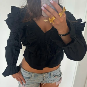 Blus - Trendig volangblus. Jag är 168 och det är mina bilder, köp via köp nu direkt eller Swish, kvar tills markerad som såld 💖syrlk m L men passr M 