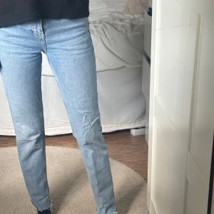 Ljusblå raka jeans från Zara - Ljusblå jeans från Zara med hög midja och raka ben. Jeansen har fransiga benslut och klassisk femficksdesign. Är för korta för mig och har inte använt på jättelänge men älskar färgen på dom🤩
