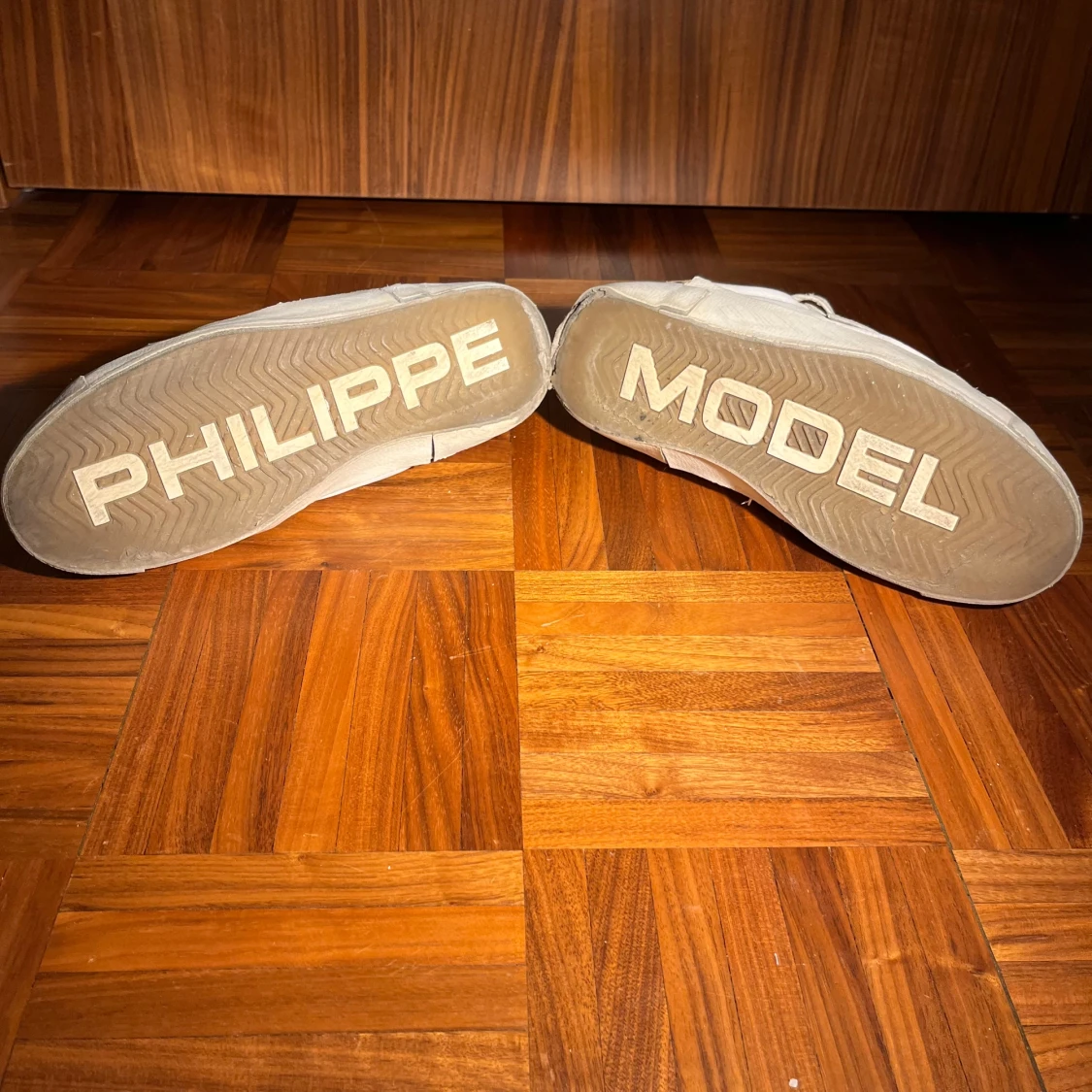 Philippe Model vita och brun-orangea sneakers - 2