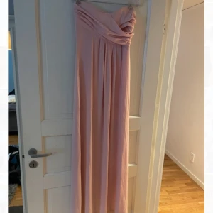 Rosa klänning - Lång rosa klänning, lite tecken på användning längst ner på baksidan, annars jättebra skick! 