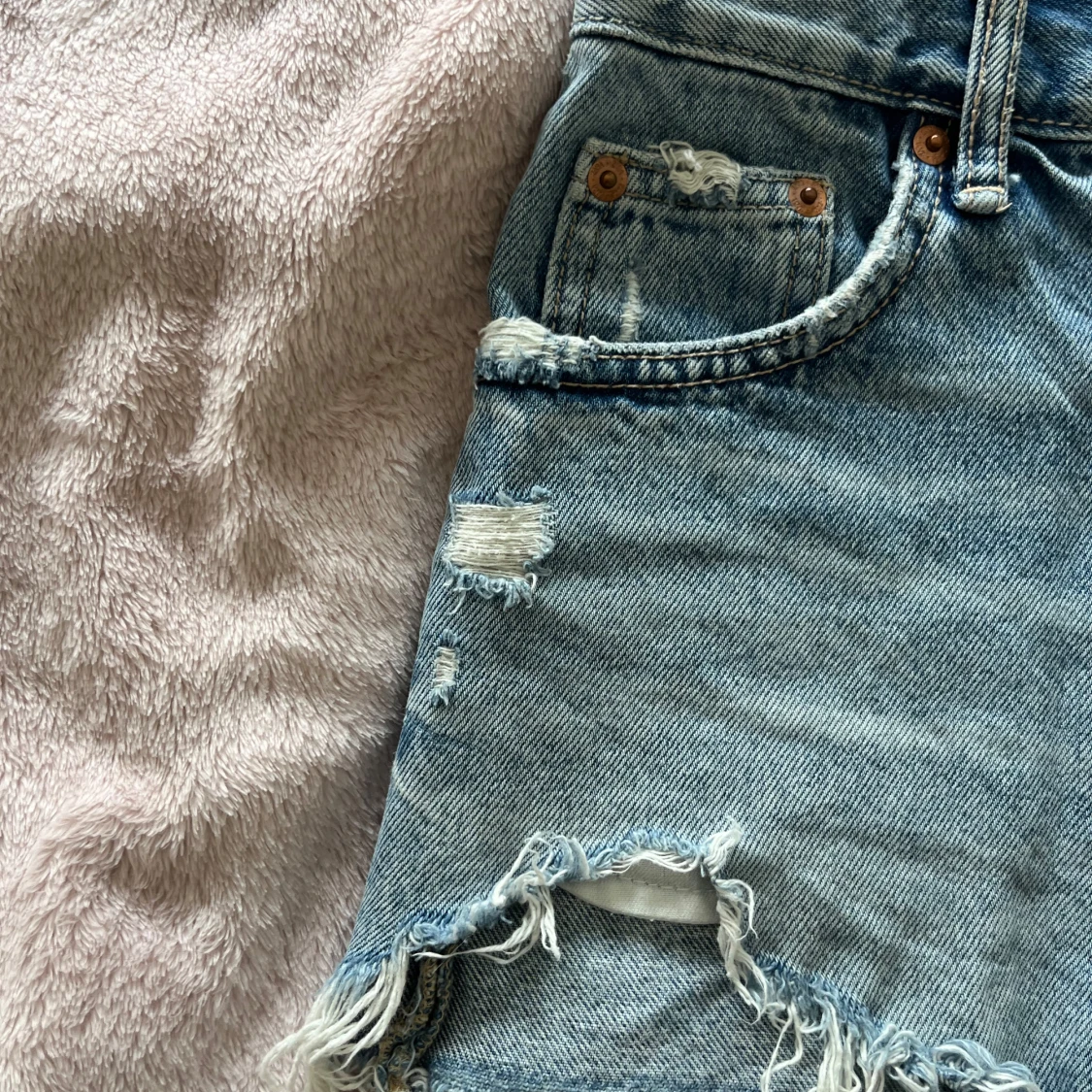 Blå slitna jeansshorts med fransar - 1