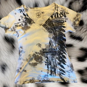 Äkta Affliction t-shirt❤️ - Riktigt cool och snygg affliction t-shirt med super cool design❤️den har V rigning och rinestones❤️