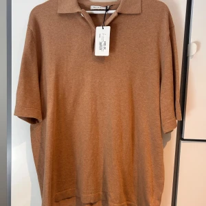 Brun pikétröja i cashmere från Paul & friends - Snygg oanvänd pikétröja från Paul & friends NK stockholm. Helt oanvänd då den inte passade mig då den var för stor och sitter mer som L än M   . Nypris 1300 säljer för 600 spänn vid smidig affär