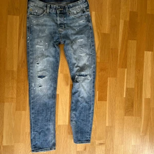 Jack & Jones Jeans  - Säljer ett par riktigt feta Jack & Jones jeans med slitningar som är i storlek 29/30 dem är bra skick och använda fåtal gånger.