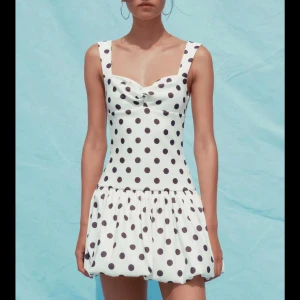 Prickig klänning Zara - Jättefin kort prickig klänning från Zara. Prislapp kvar! Säljer då den tyvärr inte passade mig. Den är slutsåld på hemsidan💞💞