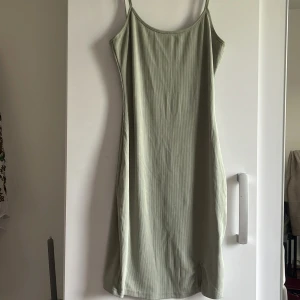 Klänning - olivgrön klänning från shein, kort