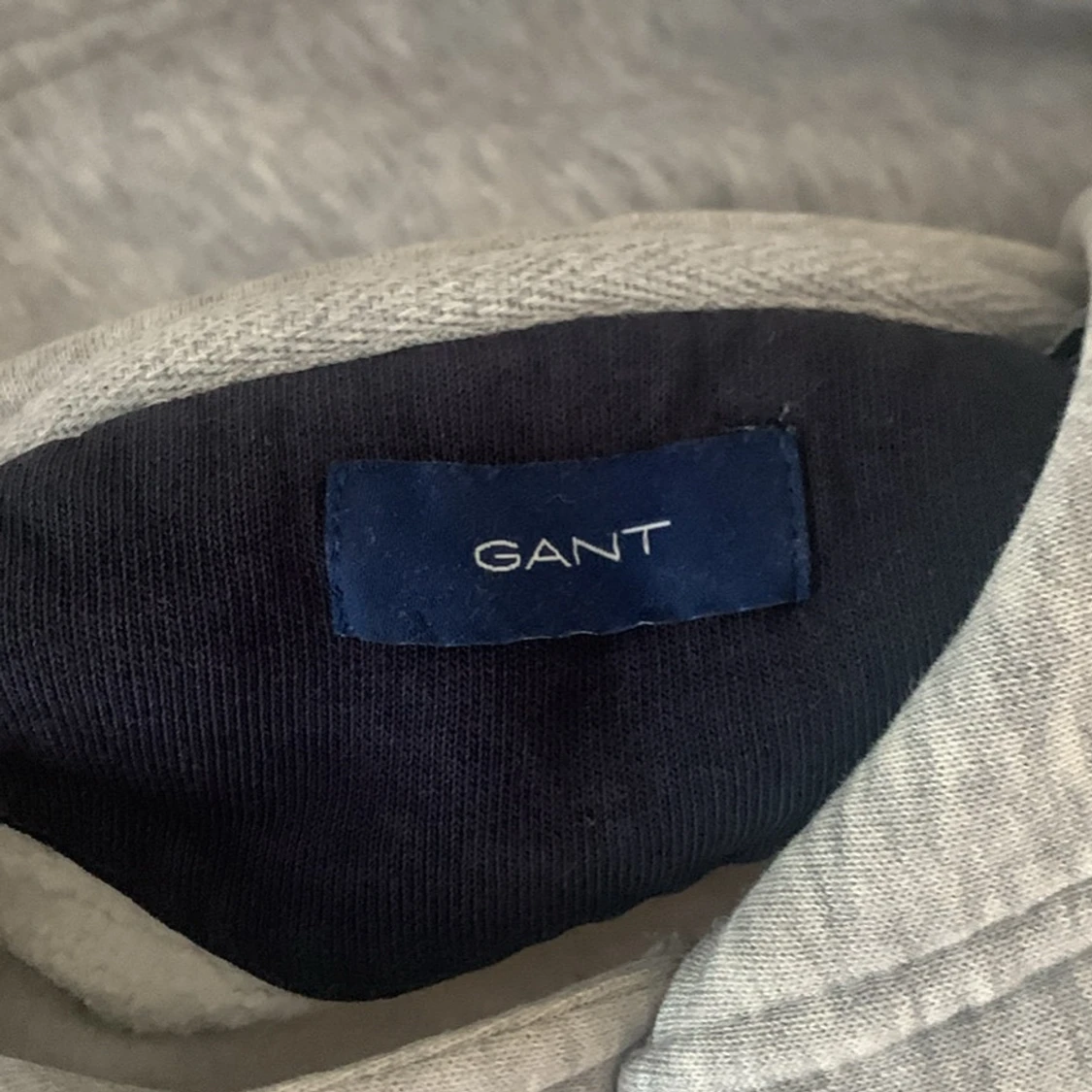 Grå hoodie från GANT med broderad logga - 3