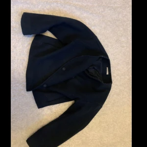 Gina tricot premium marinblå kappa - Snygg kappa från Ginatricot går att styla på olika sätt. Nypris 599.