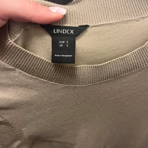 Beige stickad kortärmad tröja Lindex - En stilren beige stickad tröja från Lindex som knappt är använd! Säljer en likadan i ljusblå! skriv för fler detaljer/bilder😇