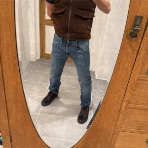 Replay jeans  - Säljer nu dessa Replay jeansen i modellen Anbbas (slim fit) jeansen är i mycket bra skick. Storlek W31 L34. Priset inte hugget i Sten skriv vid frågor eller funderingar 