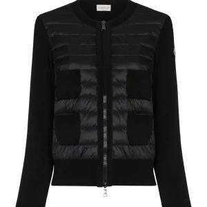 Svart cardigan jacka från Moncler Byta!!! - Snygg svart cardigan jacka från Moncler med quiltad front och stickade ärmar. Jackan har två framfickor, rund halsringning och dragkedja framtill. Perfekt för dig som vill ha en stilren och modern look med exklusiv känsla. Min är i storlek M och vill byta till en storlek mindre!!