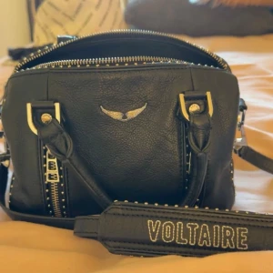 Väska - Säljer min fina Sunny Graine handväska från Zadig & Voltaire i färgen noir, köpt för 4 245kr🤍 Väskan är äkta! Ser ut som ny utanpå, dock några sminkfläckar inuti väskan (se sista bilden)