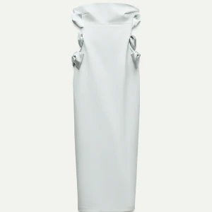 Midiklänning med rosetter - Axelbandslös långklänning i ljus pastellfärg med tre stora rosetter på sidorna. Klänningen har en rak, elegant siluett och slits bak. Perfekt för dig som vill sticka ut med en unik och trendig look.