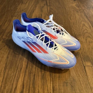 Adidas f50 elite ag - Skorna är för konstgräs, använda på gräs 2-3 gånger. Därav priset.  🇪🇺42 2/3 