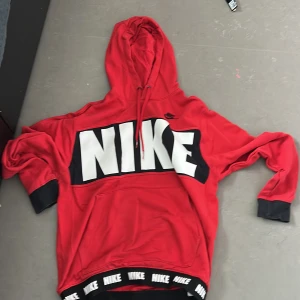 Röd Nike tröja - Storlek M 