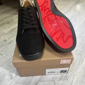Louboutin skor - Hej! Jag säljer nu mina loubs dom är i jättebra skick endast testade skicket är 9,5/10. Dom har inga defekter eller liknande enda anledningen varför jag säljer dom är att dom inte passa, original tillbehören ingår med skorna, och dom är självklart äkta och köpta på deras hemsida inte så länge sen, priset kan diskuteras, hör av dig vid minska lilla fråga!😄🙌