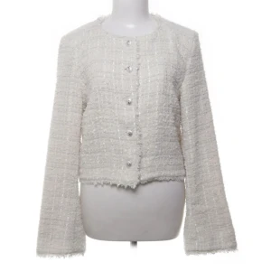 Vit tweedjacka från Gina Tricot - Supersnygg jacka/kofta från Gina, helt ny med prislapp kvar. Säljs eftersom den var lite för stor på mig. Köptes för 700kr. 