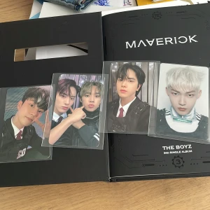Maverick (3rd Single Album) - Snyggt album från K-popgruppen THE BOYZ! Innehåller exklusiva fotokort, poster och cool design – perfekt för fans och samlare. En måste-ha för dig som älskar K-pop och vill ha något unikt i din samling. Kommer med flera pcs, säljer då jag inte lyssnar på de lika mycket som förr och har nya intressen. Men älskar verkligen temat i detta album. Den är köpt från bengans i Stockholm.