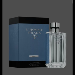 Prada L'Homme L'Eau EdT 100ml - Fräsch och elegant herrparfym från Prada, L'Homme L'Eau. Flaskan är stilren i genomskinligt glas med silverdetaljer och blått läderparti. Kommer i lyxig blå och svart kartong. Volym: 100 ml Eau de Toilette.
