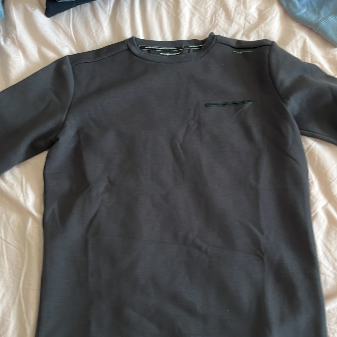 Svart sweatshirt med fickdetalj - 1