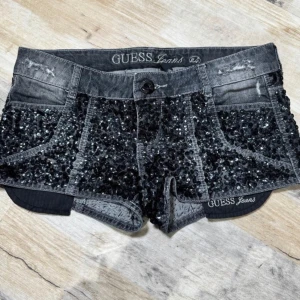 Glitter shorts från GUESS - Säljer dessa shorts då dem inte passade mig💗 skriv för fler bilder, pris kan diskuteras!!!!