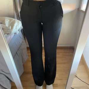 Svarta kostymbyxor från bikbok - Kostymbyxor i modell Vera från Bikbok i storlek 34, bara använt några gånger och i mycket bra skick💗 
