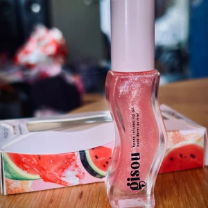 Honey infused lip oil "Watermelon Sugar" från Gisou! - Honey infused lip oil "Watermelon Sugar" från Gisou. 8 ml. Oanvänd med kartong.