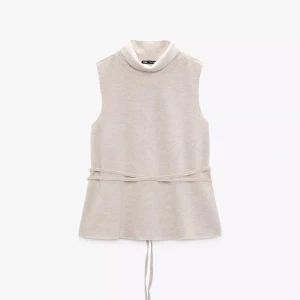 Beige topp med knyt från Zara - Beige stickad topp från Zara med knytband i midjan som även går att ta bort. Knappt använd men så så fin!❤️‍🔥