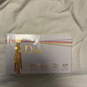 DlOR 4 pack parfym - Jag skulle köpa dessa parfymer till min tjej men hon dumpade mig så jag har dem bara liggandes här hemma vill gärna få bort dem. Jag har bara luktat på dem en gång på varje och de är som helt nya, de luktar också väldigt gott😍En nackdel är att min lillasyster tappade bort korken på JOY DlOR parfymen men det går nog att fixa genom att ta av en kork från en annan parfym i lådan👍🏼